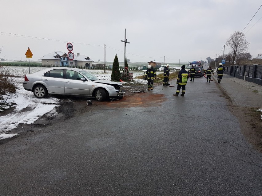 Zdarzenie samochodów w Kałku. Kolizja na skrzyżowaniu drogi...
