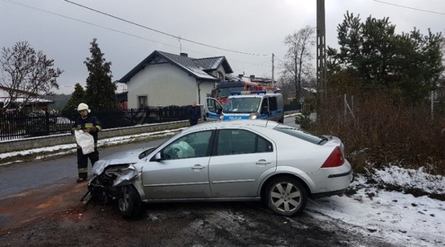 Zdarzenie samochodów w Kałku. Kolizja na skrzyżowaniu drogi Przygłów - Kłudzice - Witów