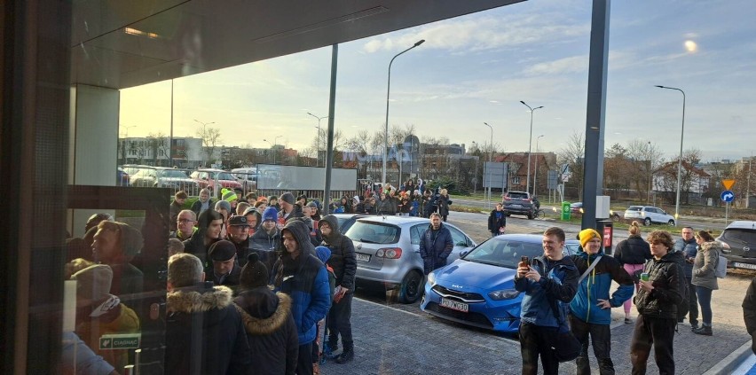 Prawdziwe tłumy na otwarciu KFC przy ulicy Popiełuszki w Kielcach! Po kubełek za złotówkę ustawiła się kolejka aż do sąsiedniego Lidla