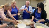 Powiatowe pączki własnoręcznie zrobione na tłusty czwartek. Starosta chełmski też lepił i smażył pączki. Zobacz zdjęcia