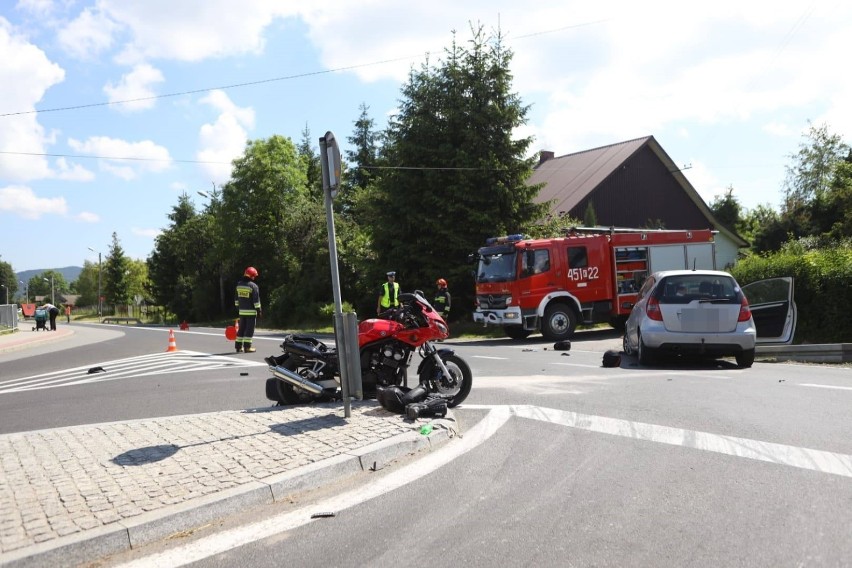 Wypadek w Dobrej. Zderzenie samochodu osobowego z motocyklem. Utrudnienia na DK 28