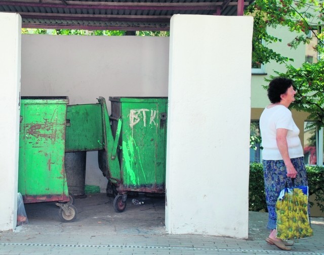 Wyrzucanie śmieci na większości osiedli wiąże się z wdychaniem smrodu