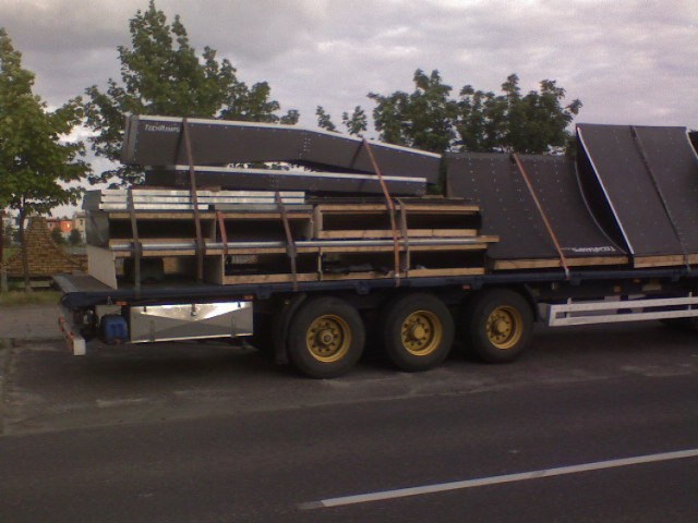 Ciężarówka przywiozła rampy do skate parku prosto z Krakowa. Fot. Maksymilian Szczepaniak