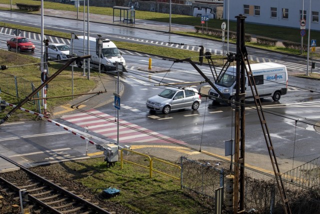 Wiecznie zamknięty przejazd kolejowy między Kamienna a Inwalidów. Niewiele na razie się tu zmieni.