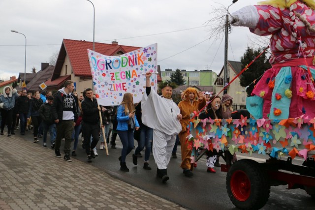 Kolorowa parada przeszła ulicami Aleksandrowa Kujawskiego. Tak wiosnę powitali uczniowie "Ogrodnika"