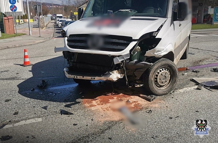 Wypadek na skrzyżowaniu 1 Maja i Skarżyskiej w Wałbrzychu. Jedna osoba w szpitalu