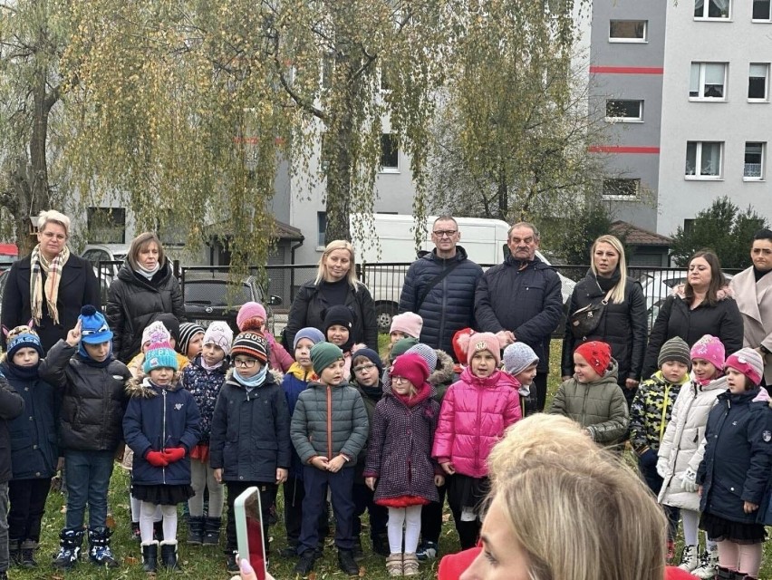 Święto Niepodległości w Przedszkolu Samorządowym numer 5 w Kielcach. Dzieci odwiedzili uczniowie "mechanika"