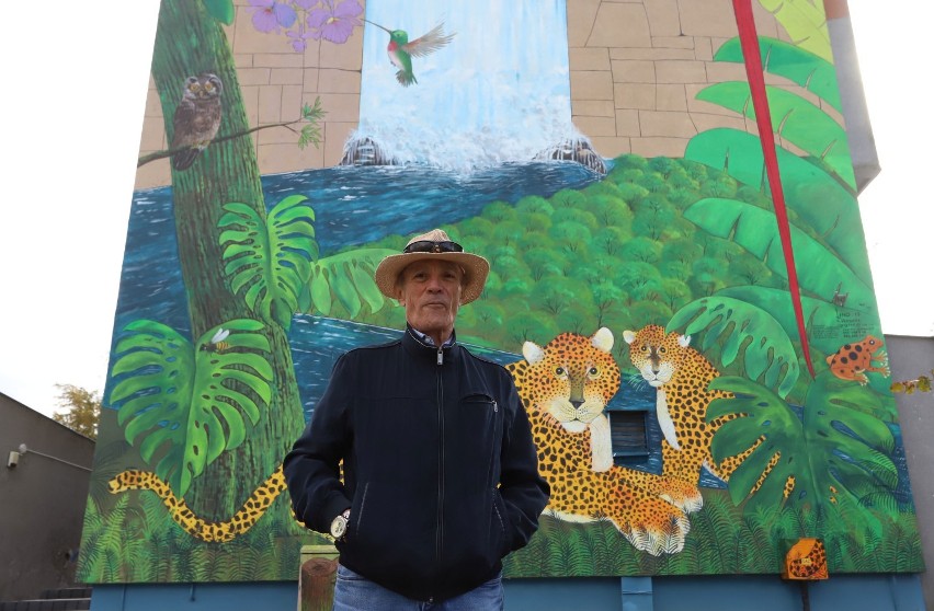 Roberto Vergara Lino prezentuje mural na bloku przy ulicy...