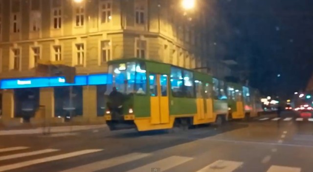 Jazda tramwajem po studencku, czyli na... zderzaku przez Poznań