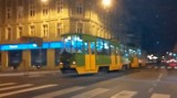 Jazda tramwajem po studencku, czyli na... zderzaku przez Poznań [WIDEO]