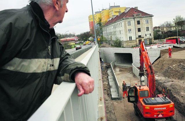 Główne prace na Bora-Komorowskiego skupiają się teraz na budowie tunelu dla pieszych