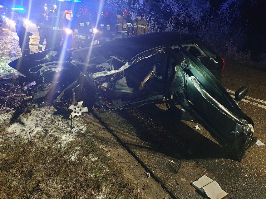 Wypadek w Starkowej Hucie na trasie Egiertowo - Nowa Karczma. Jedna osoba ranna (2-01-2021)