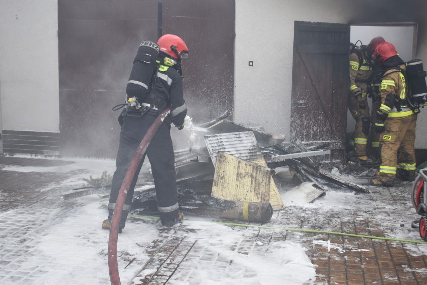 11 marca 2021 r. przy ulicy Lenartowickiej palił się budynek gospodarczy