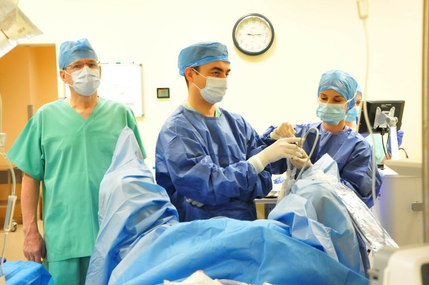 Pokazowe zabiegi urologiczne z użyciem laserów przeprowadzono w Wojewódzkim Szpitalu Podkarpackim w Krośnie [ZDJĘCIA]