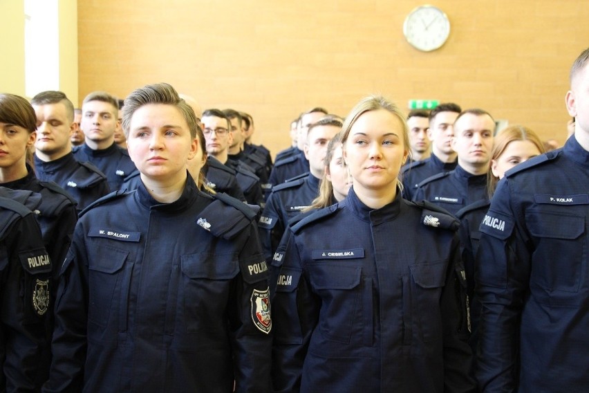 Nowi policjanci i policjantki z Wielkopolski złożyli...