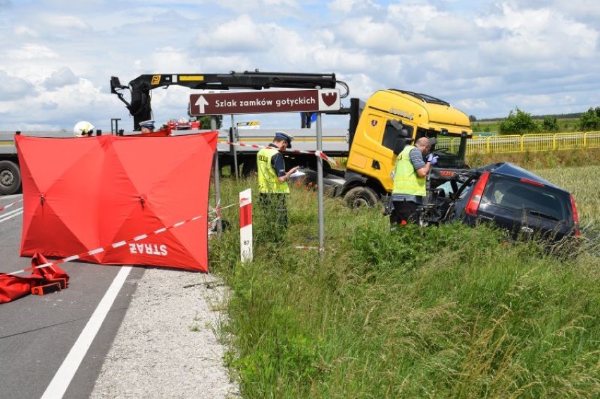 Tragiczne wypadki na skrzyżowaniu dróg wojewódzkich 212 i 236. Zbudują rondo? (zdjęcia)