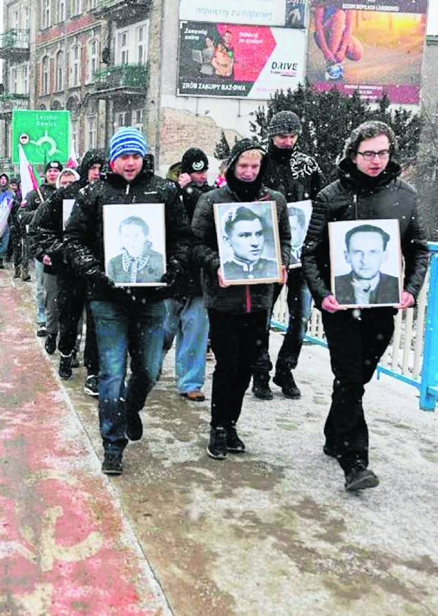 Śremski PiS w sprawie dekomunizacji m.in. mostu na Warcie. W styczniu o zmianę nazwy mostu upomniał się śremski ONR.