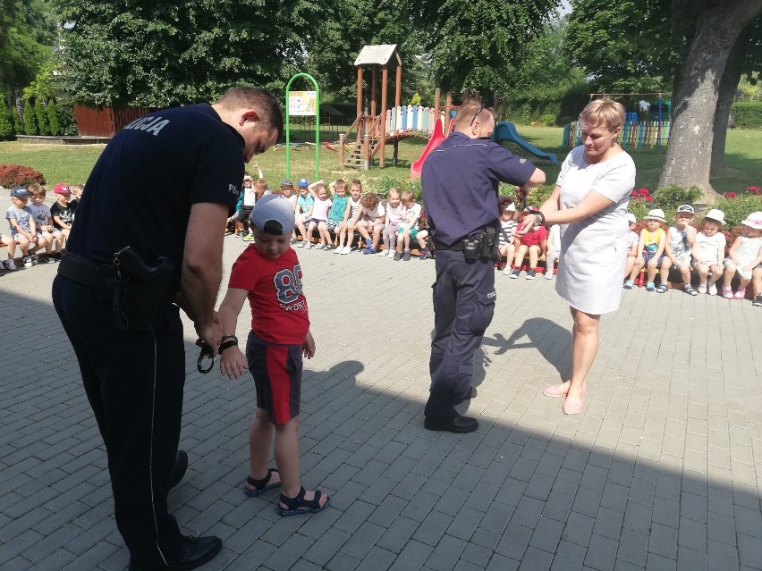 Dzieci z Przedszkola Publicznego nr 12 w Rzeszowie uczą się zasad bezpieczeństwa podczas wakacji. Zobacz zdjęcia!