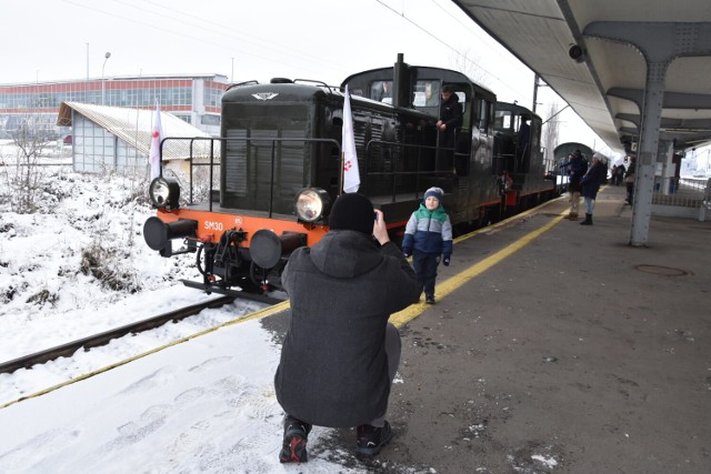 Zimowy pociąg odjechał z oleśnickiej stacji w rocznicę wprowadzenia stanu wojennego*(