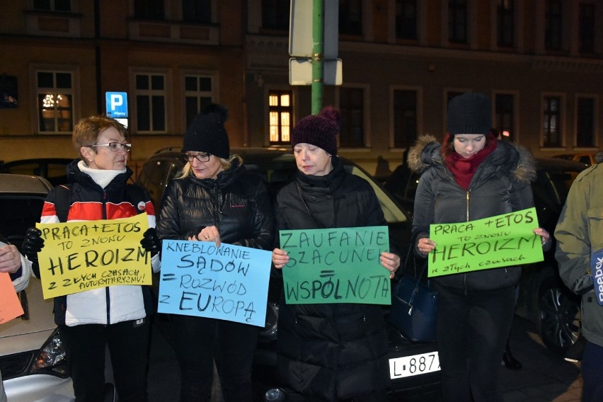 Spontaniczny spacer, protest przed sądem w Legnicy [ZDJĘCIA]