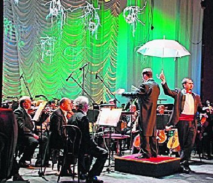 Koncert w cieszyńskim teatrze zachwycił aranżacją i wykonaniem znanych utworów.