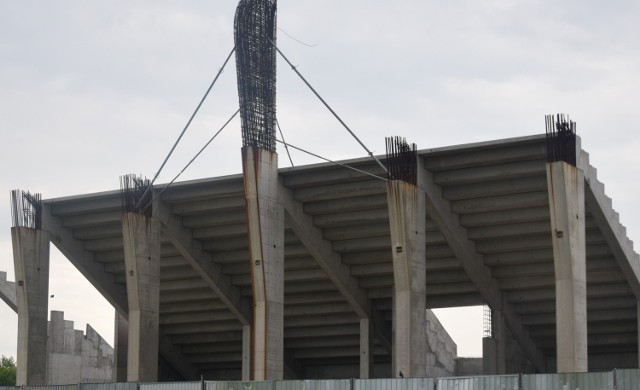 Radomiak Radom walczy o awans do piłkarskiej elity, PKO Ekstraklasy. W sobotę zieloni wygrali 2:0 z Arką Gdyni i zrobili duży krok w kierunku awansu. 
W sobotę przed meczem Arki z Radomiakiem, byliśmy na budowie nowego stadionu przy ulicy Struga 63. Niestety nic się działo. Żadnego pracującego ciężkiego sprzętu, żadnego pracownika na budowie. Z informacji jakie uzyskaliśmy od inwestora budowy, była przerwa w pracach spowodowana długim czerwcowym weekendem. 
Zgodnie z podpisaną umową, nowy stadion Radomiaka ma być oddany do użytku do końca 2021 roku. 
ZOBACZ NAJŚWIEŻSZE ZDJĘCIA Z BUDOWY STADIONU RADOMIAKA >>>