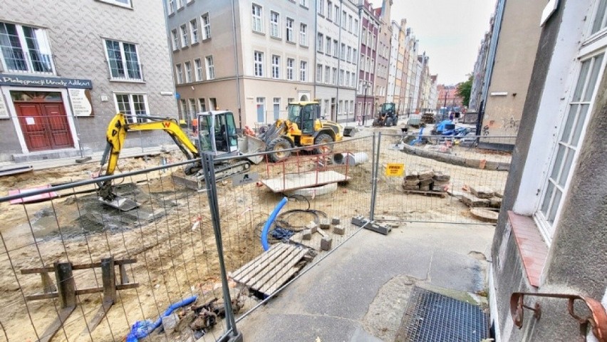 Opóźniona przebudowa ulicy Ogarnej w Gdańsku, remont ma się zakończyć w kwietniu 2024 roku. Widać jednak efekty prac  
