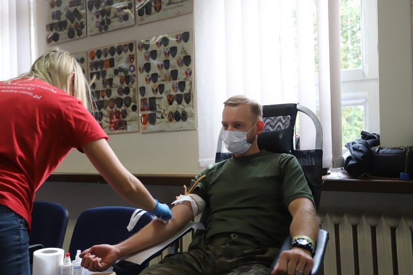 Akcja krwiodawstwa na kieleckiej Bukówce. Żołnierze i elewi oddawali krew dla małego Ignasia - wnuka byłego zawodowego żołnierza