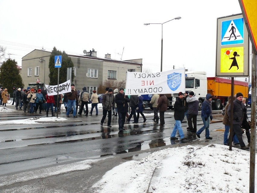 Chełm: Kolejna pikieta na Drodze Krajowej nr 12. Rodzice...