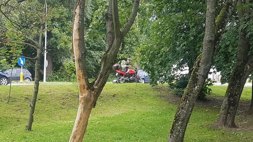 Kościerzyna. Wypadek na ulicy Wojska Polskiego. Motocyklista wjechał w mercedesa sprintera