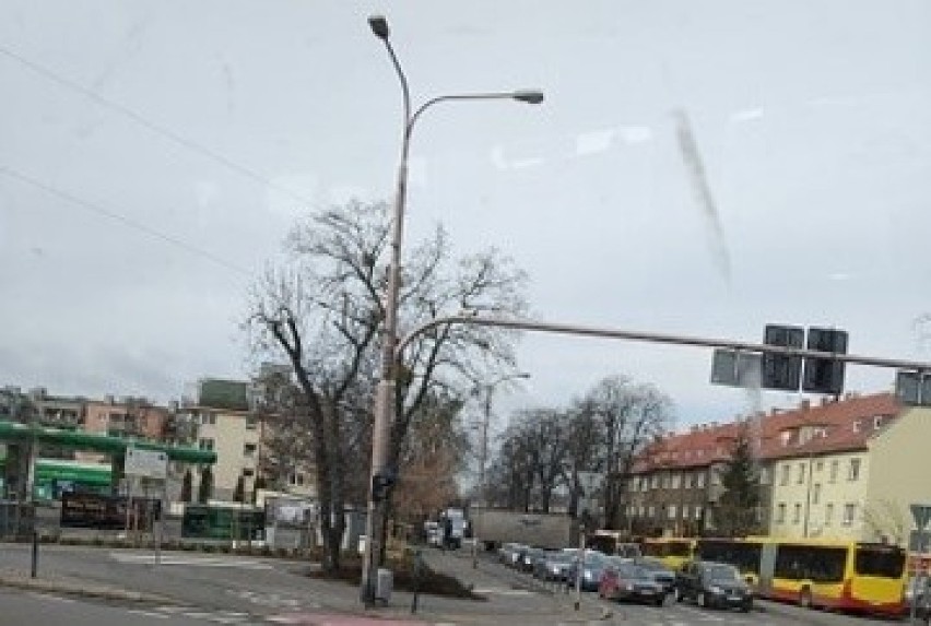 Wrocław. Uwaga, utrudnienia na drodze. Tir wjechał w autobus na skrzyżowaniu ul. Boya-Żeleńskiego i placu  Kromera 