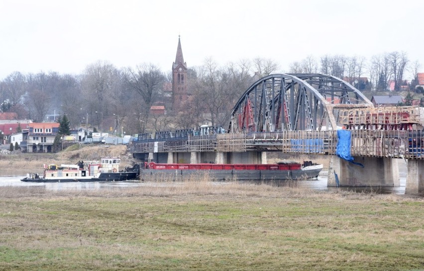 Tak wygląda remont starego mostu w Cigacicach