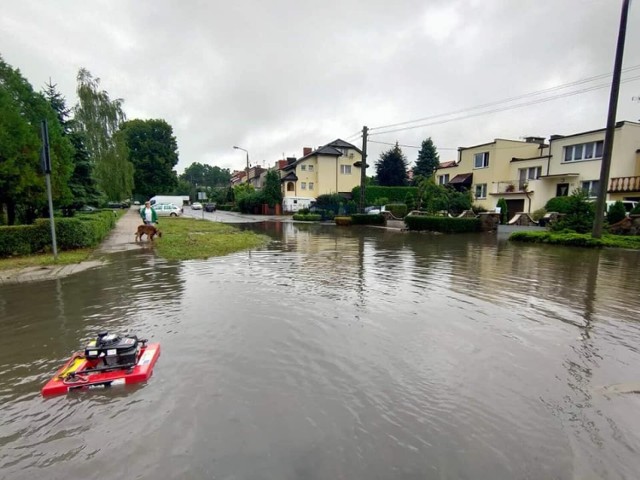 Zdecydowana większość zgłoszeń dotyczyła zalanych piwnic, garaży i chodników na Osowej Górze. Na zdjęciu zalana ul. Wyspowa w Bydgoszczy.