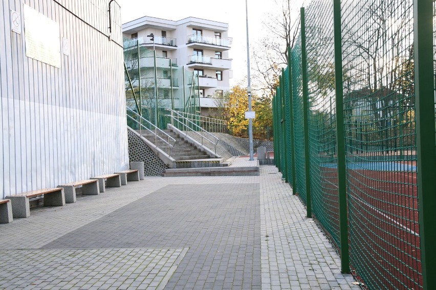 Boisko i siłownia przy szkole w Kielcach zamknięte na klucz. Inwestycja powstała z Budżetu Obywatelskiego