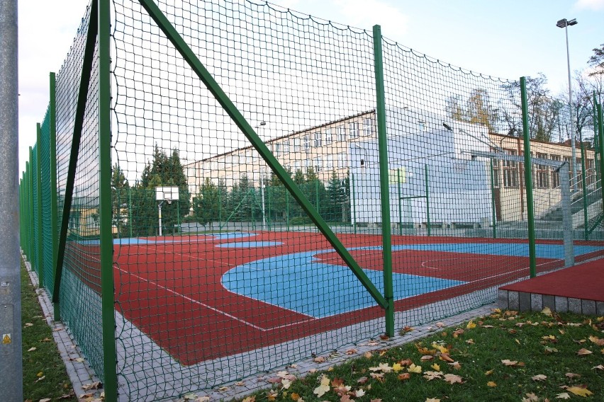 Boisko i siłownia przy szkole w Kielcach zamknięte na klucz. Inwestycja powstała z Budżetu Obywatelskiego