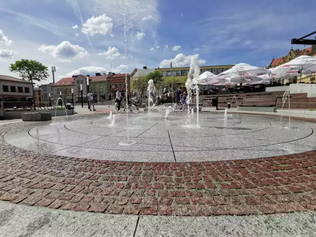 Rynek w Chrzanowie po rewitalizacji. Woda trysnęła z nowej fontanny