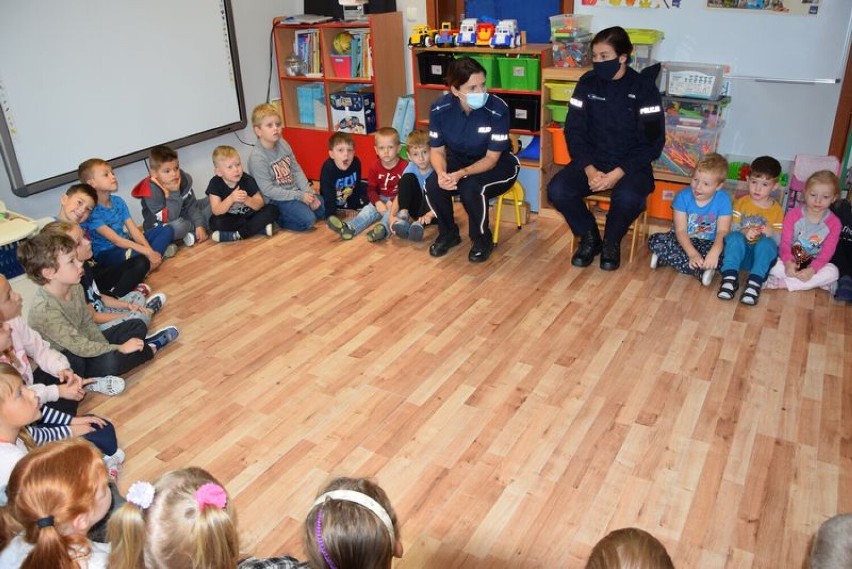 Policjantka zajmująca się profilaktyką społeczną oraz dzielnicowy miasta Puck w ramach akcji „Bezpieczna droga do szkoły” spotkali się z dziećmi z Przedszkola Pod Tęczą w Pucku - październik 2021