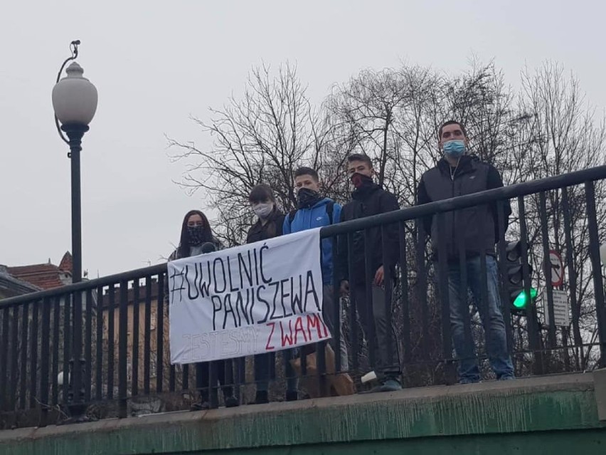 Nowy Sącz. Młodzi sądeczanie solidarni z Białorusią. Wywiesili transparenty i domagają się interwencji parlamentarzystów [ZDJĘCIA]