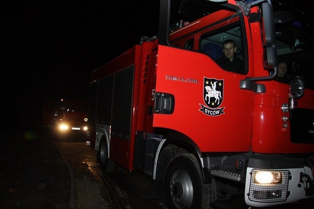 Jedna z dwóch sycowskich jednostek ratowniczo-gaśniczych biorących udział w akcji, w głębi jednostka OSP z Drołtowic