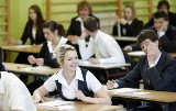 Matura 2012: absolwenci szkół średnich rozpoczynają egzaminy. W piątek język polski