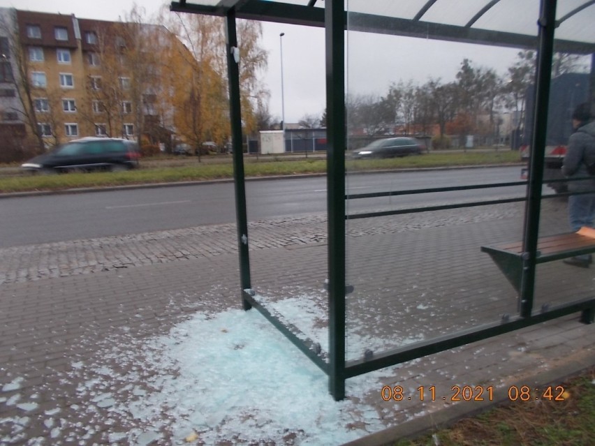 Na zdjęciu - Zdewastowany przystanek autobusowy przy ulicy...