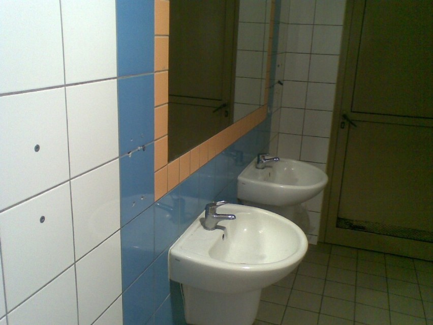 Toaleta męska w Tesco.