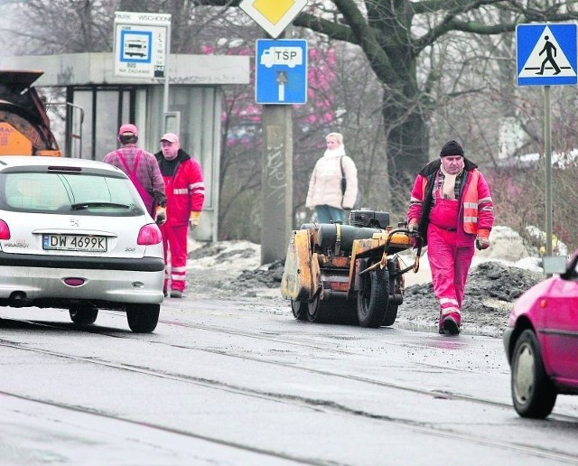 W piątek drogowcy dzięki poprawie pogody zajmowali się naprawą dziur na ul. Krakowskiej