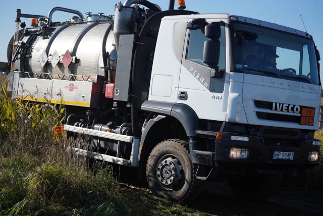 Usuwanie skutków awarii rurociągu "Przyjaźń". Specjalne cysterny transportowały zebraną ropę w wyznaczone miejsca w celu utylizacji.