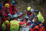 Mężczyzna spadł z nieczynnej ściany kamieniołomu w Bóbrce koło Leska [ZDJĘCIA]