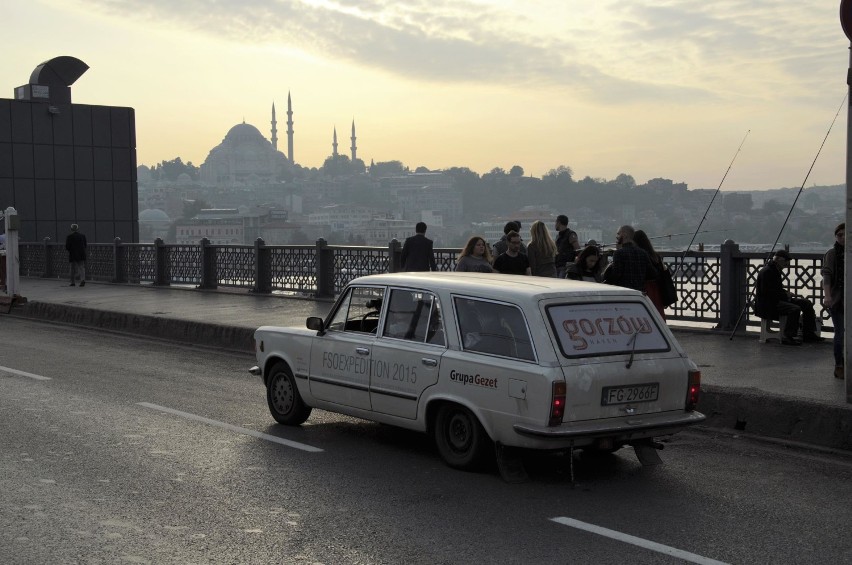 Duży fiat 125p od lat jeździ po świecie z Asią i Pawłem