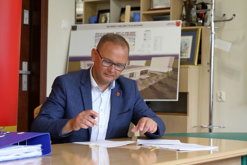 Zmieni się łukowski Plac Narutowicza. Burmistrz podpisał umowę na zagospodarowanie terenu. Zobacz zdjęcia i wideo