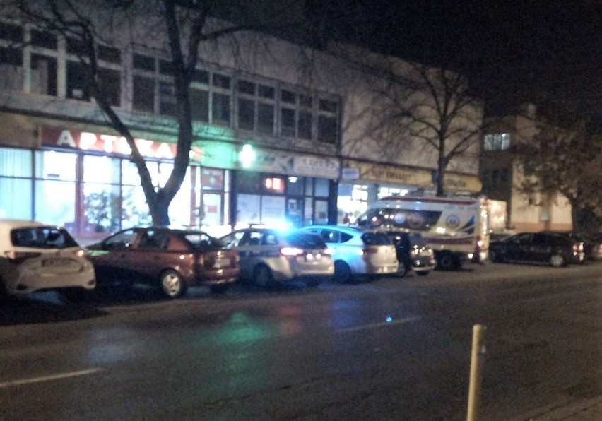 Pijany mężczyzna przebiegał przez ulicę Chopina we Włocławku do swojej ukochanej i wpadł pod samochód [zdjęcia]