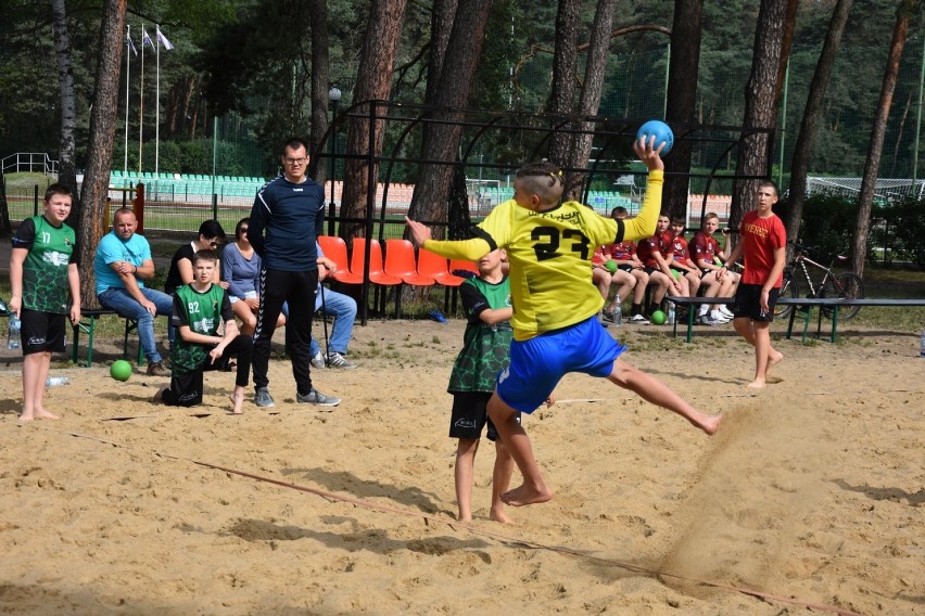 Młodzi zawodnicy rywalizują w turnieju piłki ręcznej plażowej w Wągrowcu