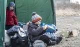 Przez przejście graniczne w Medyce wciąż napływają uchodźcy z ogarniętej wojną Ukrainy [ZDJĘCIA]